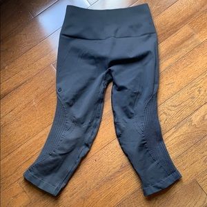 Lululemon crop running tight | Charcoal Gray